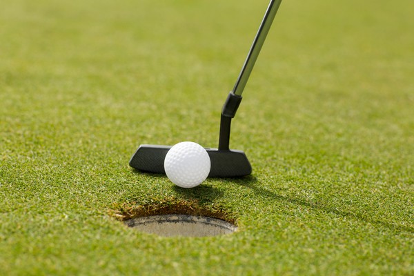 How can beginners improve their putting skills?